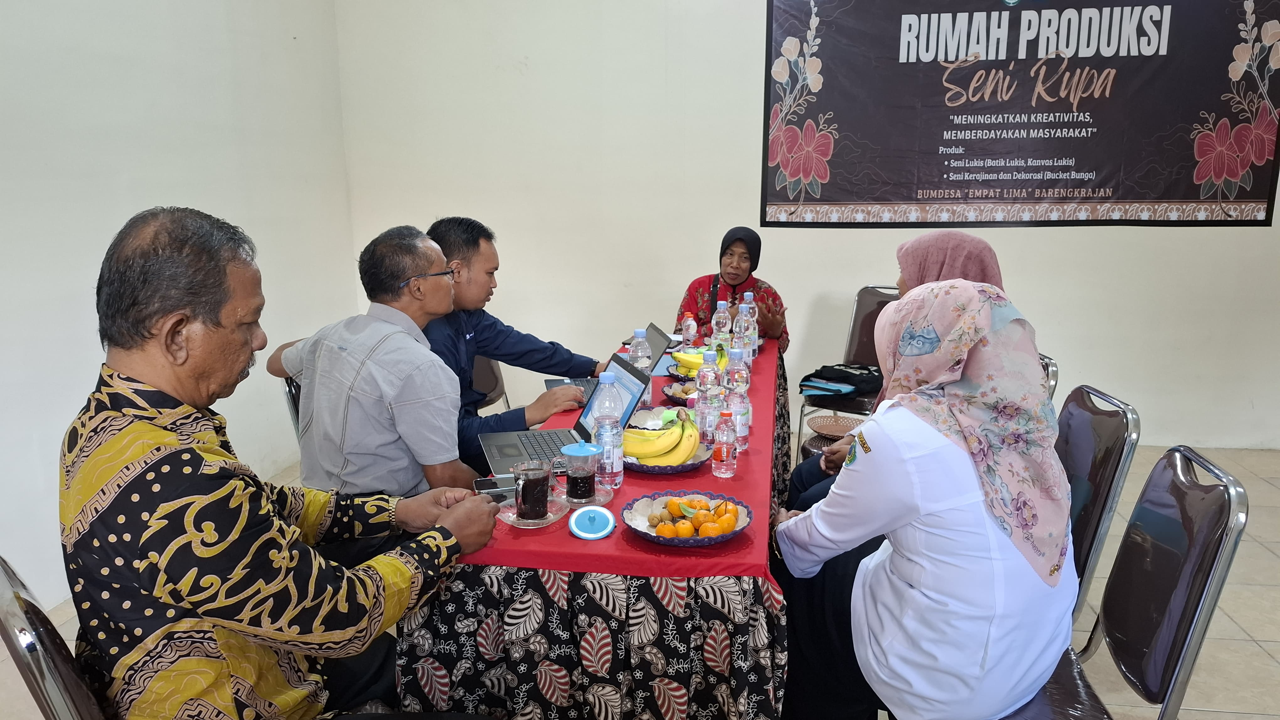 Kunjungan Rektor ITS, kecamatan dan Pemda Seni Rupa Batik Lukis